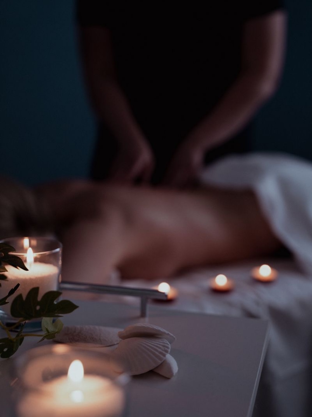 Doświadczony terapeuta wykonujący profesjonalny masaż sportowy